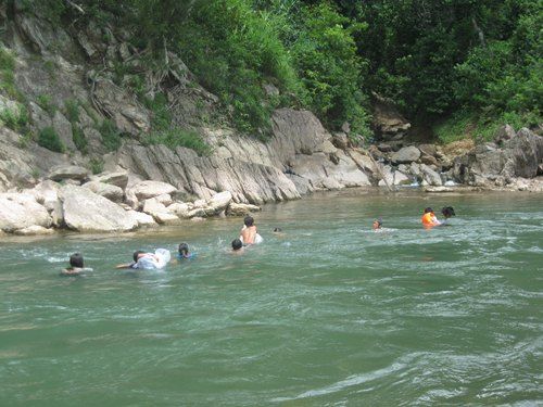 Sẽ xây cầu treo cho học sinh bơi suối đến trường